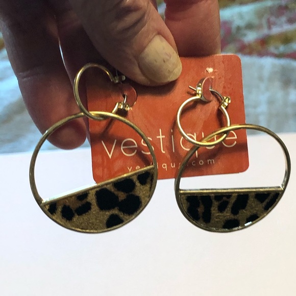 vestique Jewelry - ❤️Vestique w Earrings